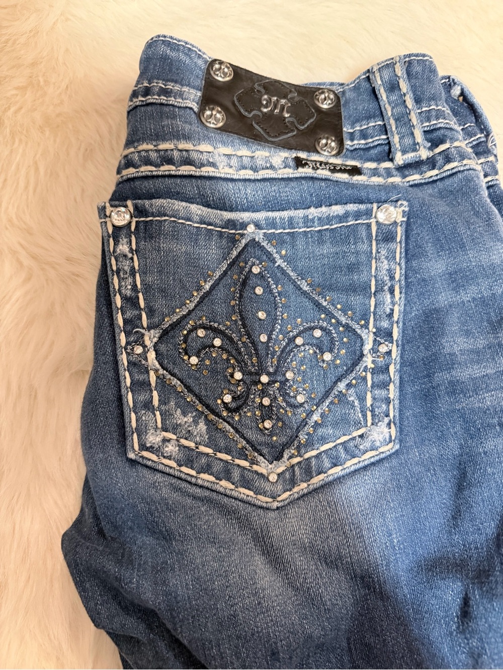 Miss Me brand Dark Wash denim shorts- Embellished Fleur-de-Lis Women’s size 30
